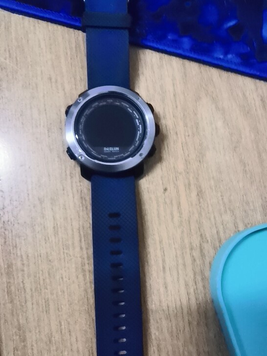 可以又视频，运动手表，可以接受消息，摇一摇...