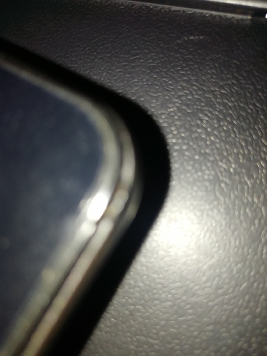 中柏平板电脑成色旧，边角有个缺口，后盖有明...