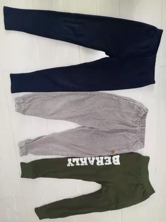 打包卖了，藏蓝色是安踏的很新，中间烫绒裤子...