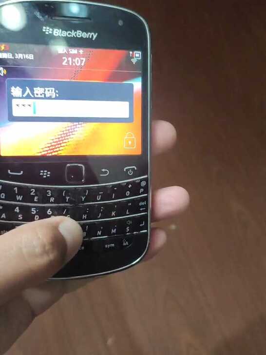 黑莓9900 功能完好 有密码解不开。具...