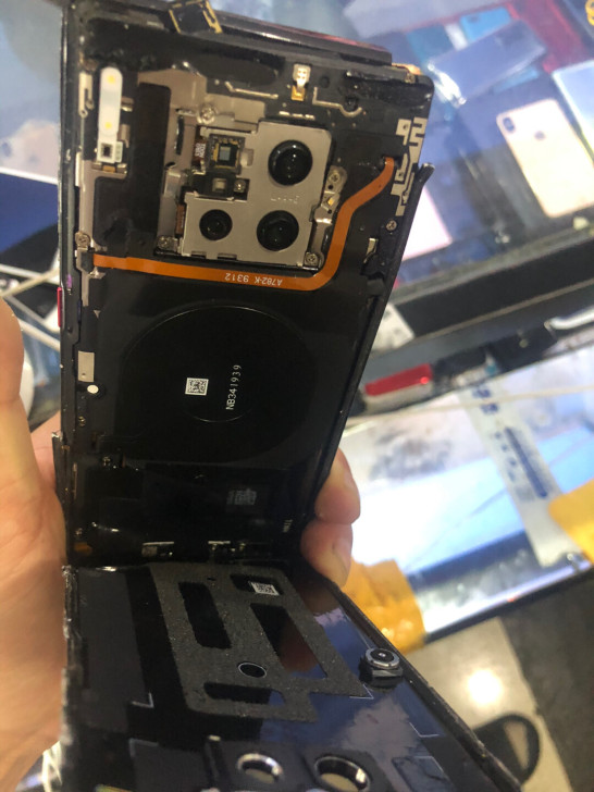 华为mate30mate30pro。摔坏了...