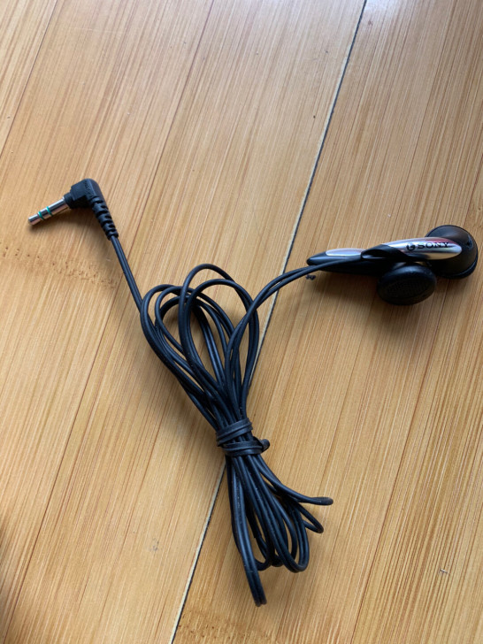 索尼耳机mdr-e818基本新的 没听过
