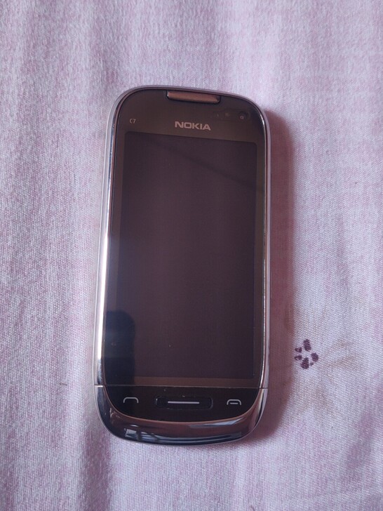 诺基亚手机C7-00经典直板老手机。