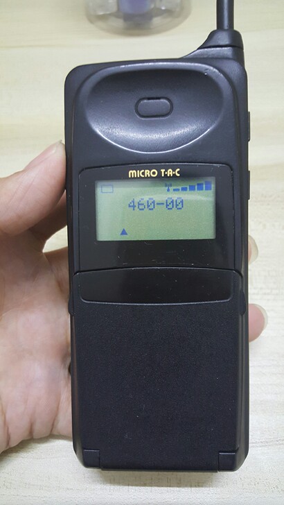 摩托罗拉二哥大，移动电话正常接打，皮毛不错...