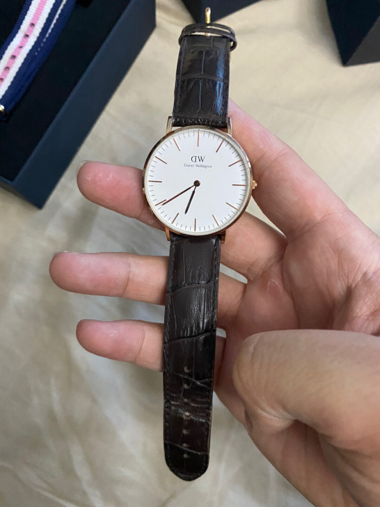 正品DW手表购于本地吴悦广场专柜，包装盒配...