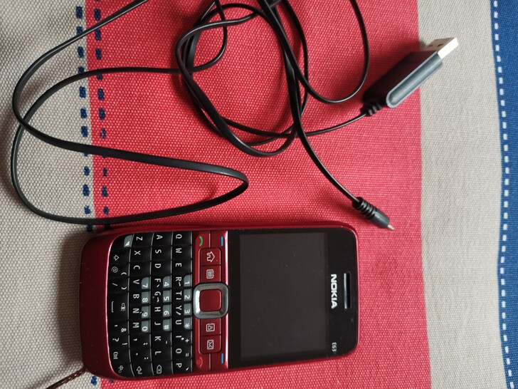经典诺基亚E63，备用机待机王。