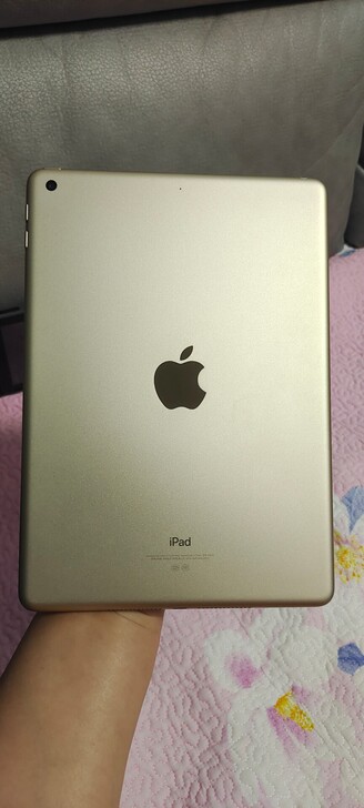 iPad 第五代   128内存，原装充电...