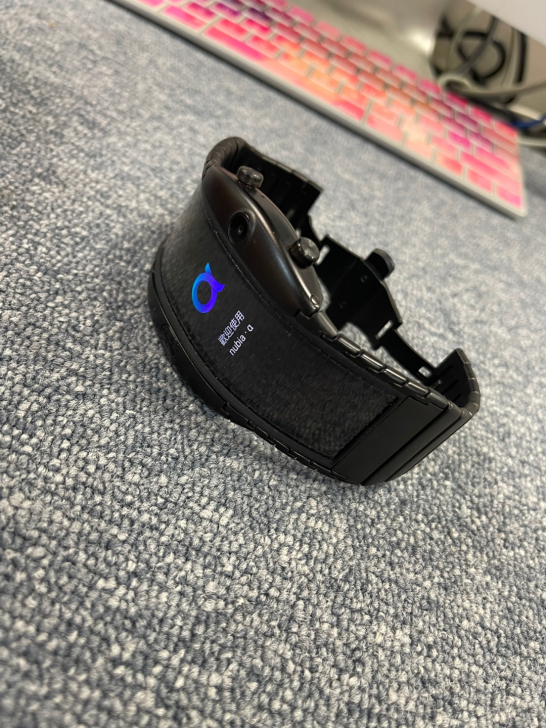 来个新奇产品努比亚手机手表，柔性屏，支持e...