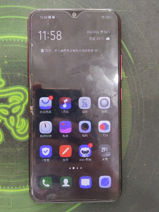 vivo Y3 4+64G,内爆导致屏暗。