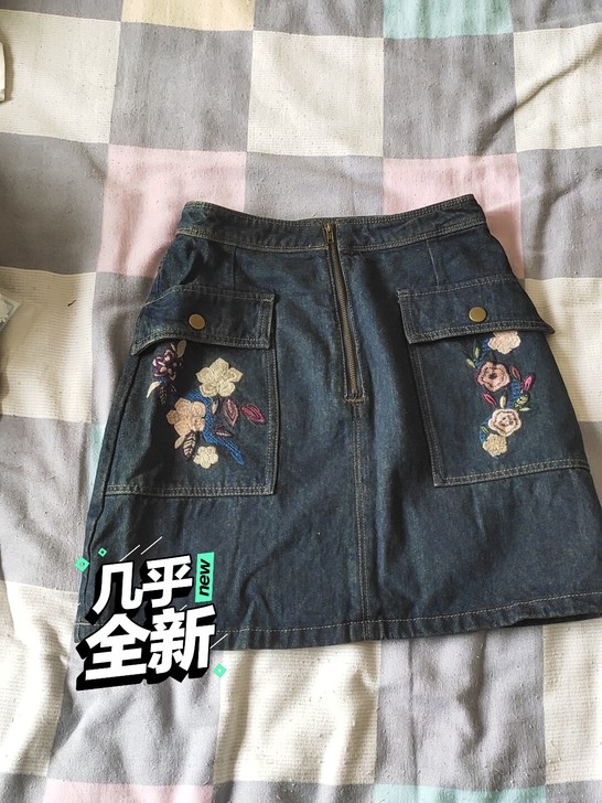 牛仔裙买的时候就是这个颜色。质量很好