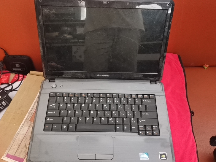 联想笔记本电脑G450，屏幕有问题一片白光...