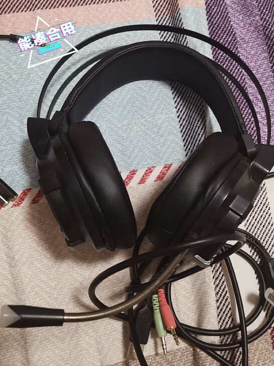 达尔优电竞耳机。