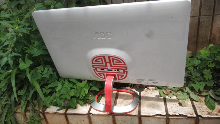 24寸白色AOC超薄显示器 带高清接口显示器