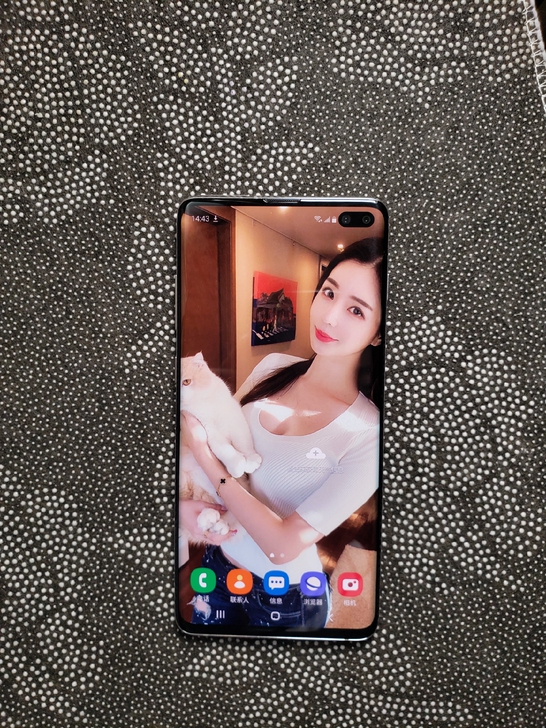 空姐自用三星s10+曲面屏，几乎完美纯原装...