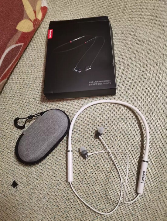 联想蓝牙运动耳机!其他特色:耳机有磁吸,自...