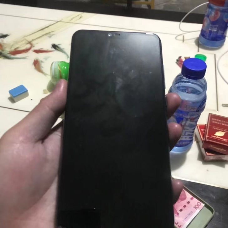 手机小米8青春版。