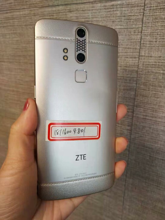 中兴2015 金 9成新 4+128g内...
