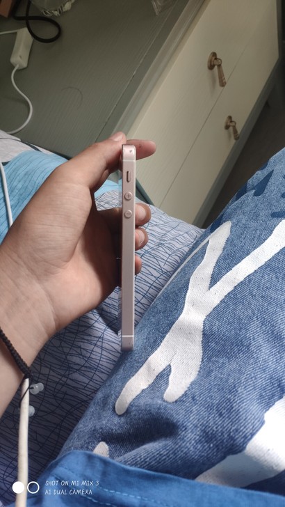 出一个美版有锁se，32g的，屏幕稍稍有点...