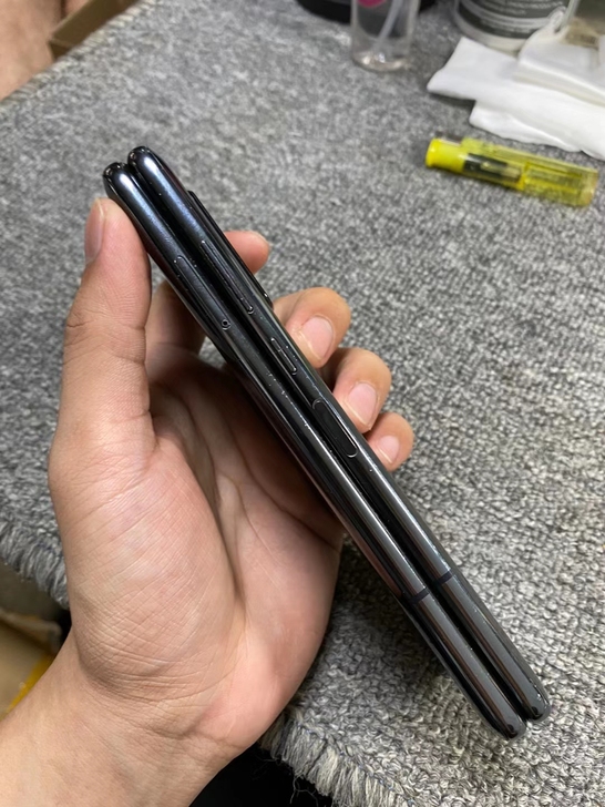 三星f9000 fold手机 触摸正常，黑...