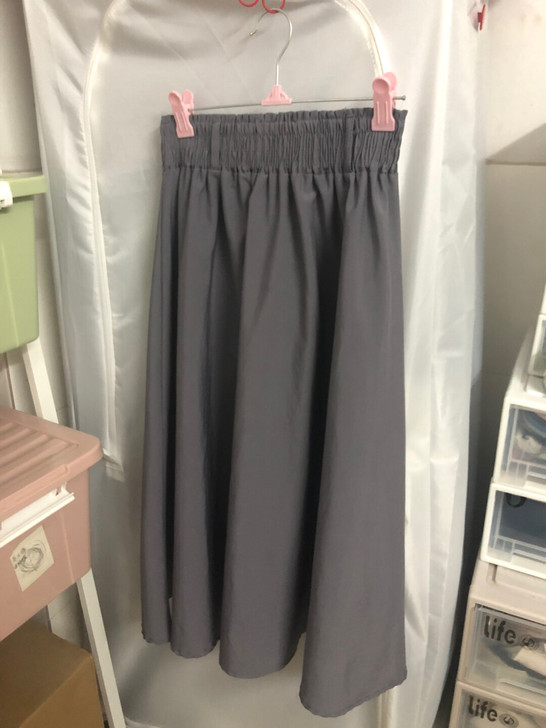 出灰色松紧长裙