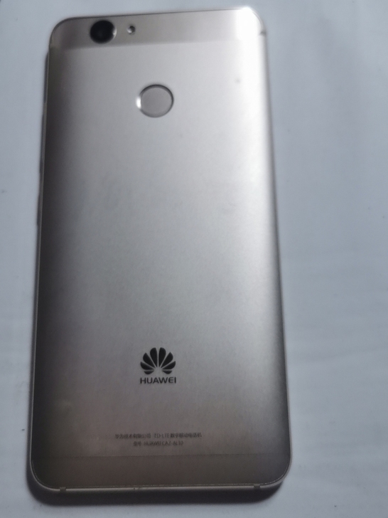 华为手机Nova  运存4+64，右下角边...