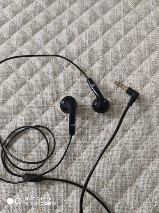 魅族耳机,音质好。全网一条。