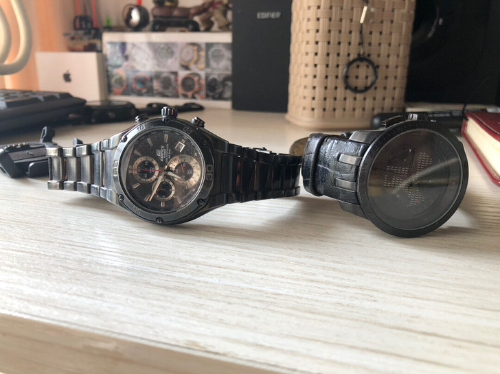 出两块手表,没有盒子,专柜购买,绝对正品.