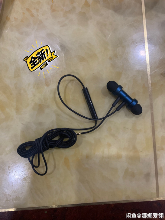 全新 拆封卖的 小米双动圈耳机