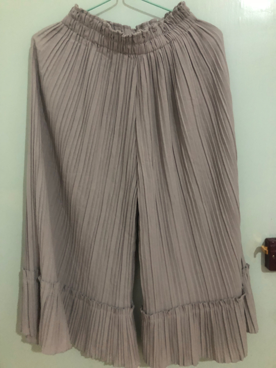 复古花边阔腿裤，当时看张沫凡推荐买的。