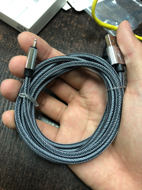 全新2米长苹果数据线包邮10元2条清货。有...