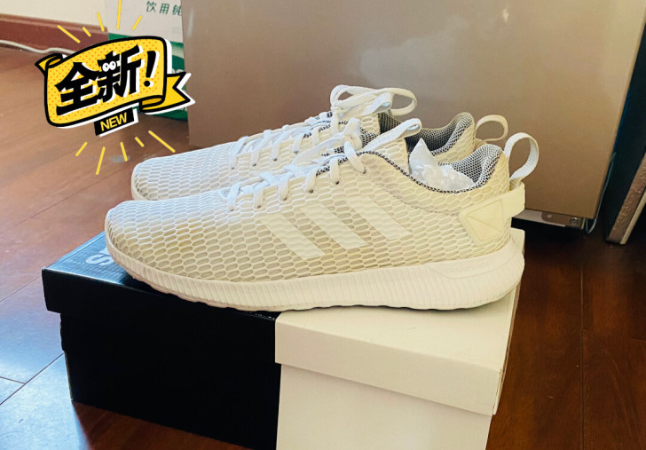阿迪达斯男运动鞋 白色 成品十分好