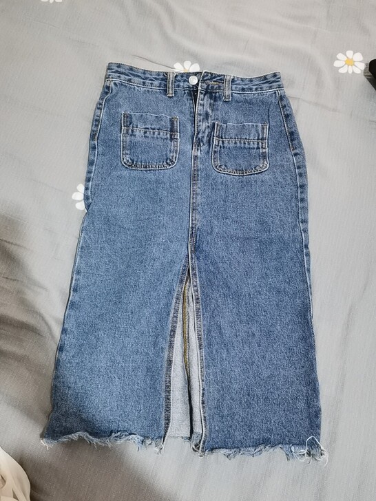 牛仔蓝半身裙,前面开叉设计,显着腿很长,S...