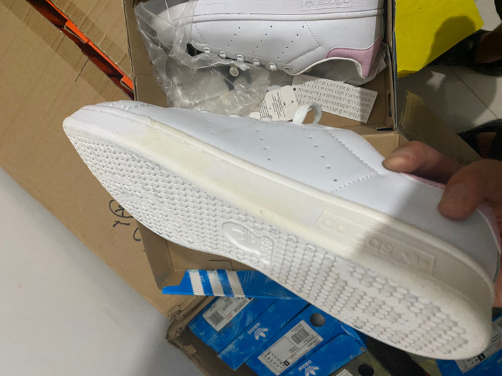 阿迪达斯三叶草断码清仓特价处理 有点发黄啦...