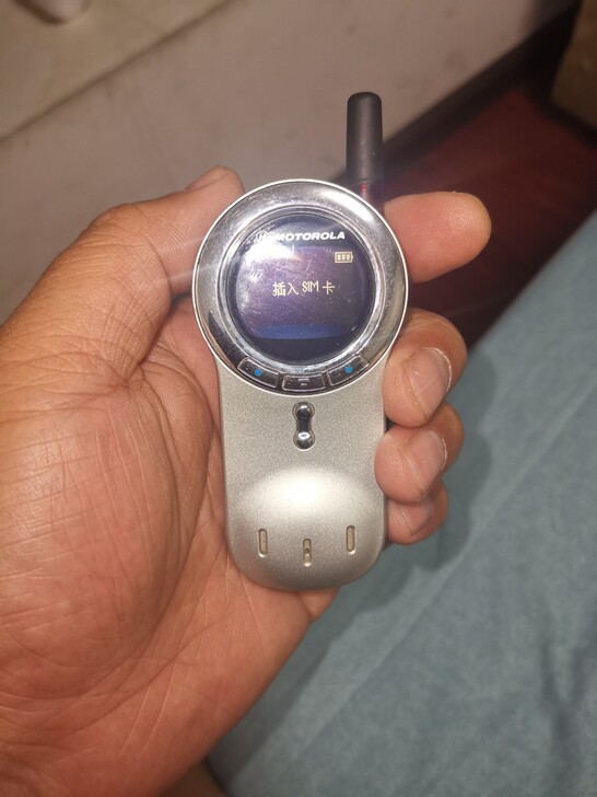 摩托罗拉V70 红色款  品相不错。适合收藏