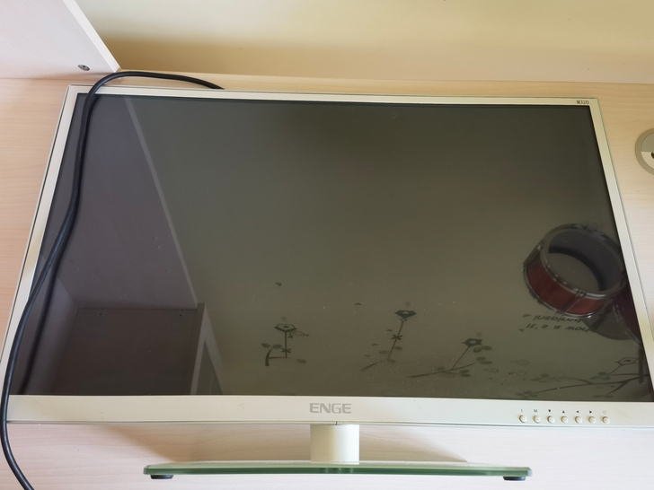 工作室黄了,出英格电脑显示器一台,32寸,...