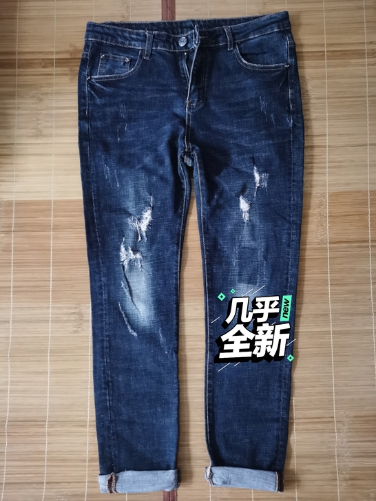 牛仔裤，深蓝色，远看就是黑色，小破洞，很有...