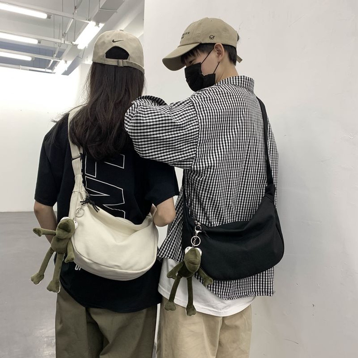 ins潮牌斜挎包男士帆布单肩包女生休闲百搭...