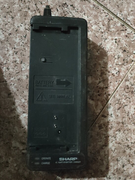 夏普摄像机电池充电器，型号是UADP-01...