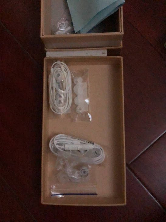 全新三星耳机，这两款手机里的，圆孔的3.5的