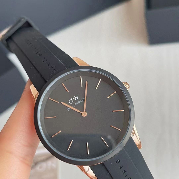 闲置张艺兴同款小黑胶手表Dw惠灵顿情侣手表...