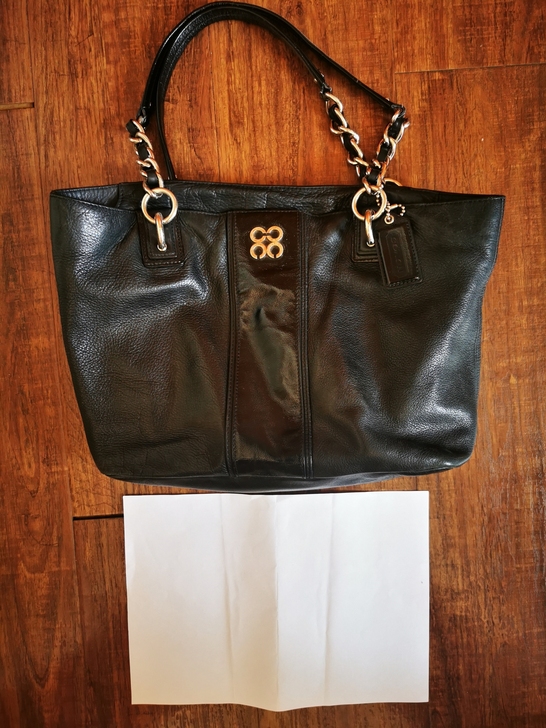 Coach黑色羊皮手提包，手感柔软轻便，容...