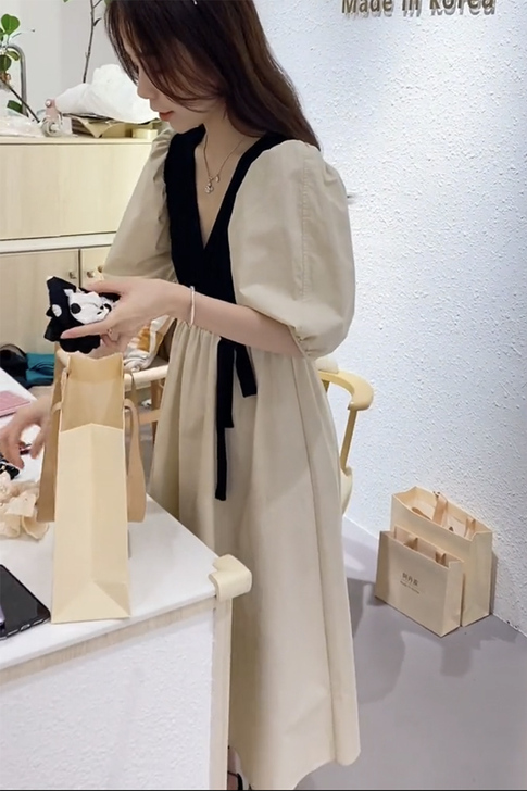 网红ins撞色拼接收腰绑带V领连衣裙202...