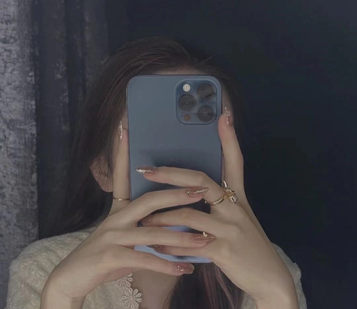 低价出闲置蓝色iPhone 12。