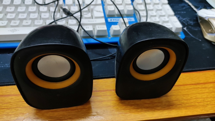 一对电脑小音箱，插USB接口就可以用了，个...