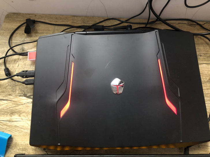 雷神911。 i7700。电竞游戏本。跑车...