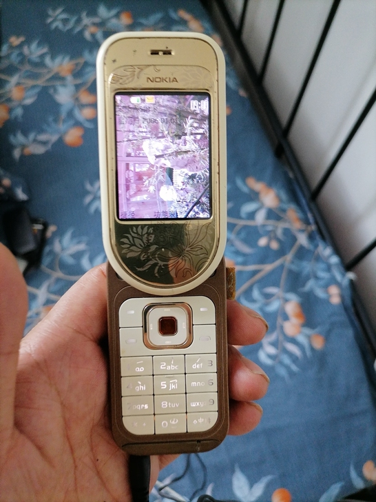 诺基亚7370，金黄色旋转手机，手机开机！...