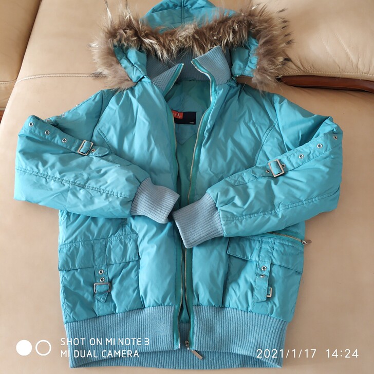 女式可脱卸帽羽绒服，八八成新左臂内侧有刮毛...