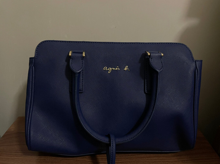 蓝色手提包 是比较硬的皮