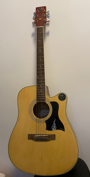 达达吉他一把，入门级，没怎么谈过，音质还行...