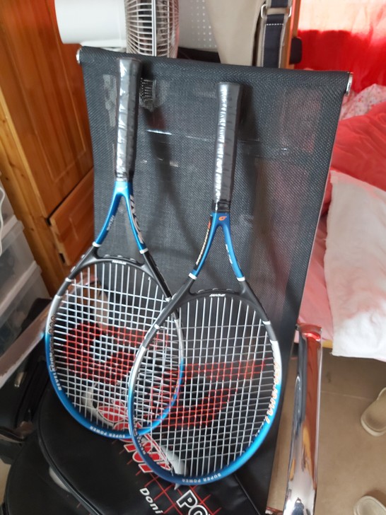 网球拍两只,每只50元,品相看图,包的拉链...
